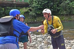 rafting-2-3-drinks-smile