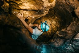 tourist-inside-venadocaves